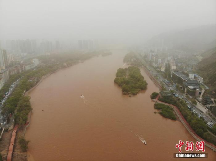 4月26日，兰州出现沙尘天气，黄河两岸建筑景观被风沙笼罩。(航拍图片)中新社记者 杨艳敏 摄 