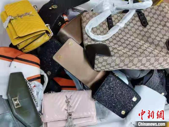 上海集中销毁相关部门罚没的服装鞋帽、箱包、电子产品等十余种侵权假冒伪劣商品。　上海市场监管局供图 摄