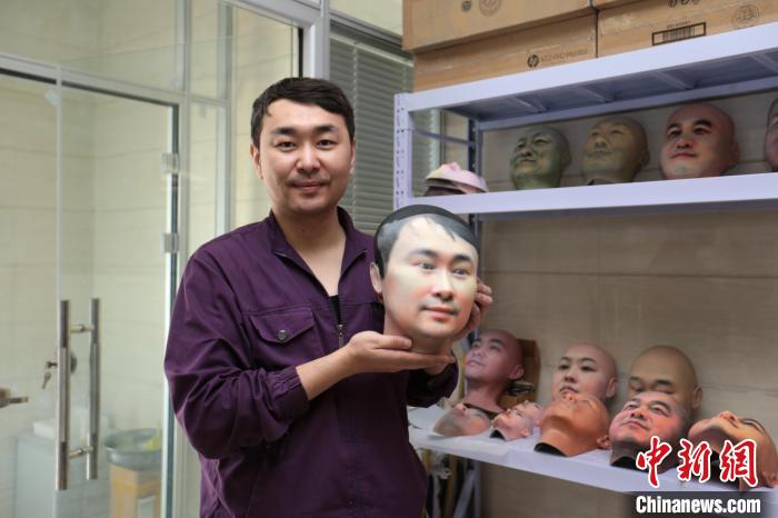 西安市殡仪馆整容组工作人员展示自己的面部3D打印模型。　张远 摄