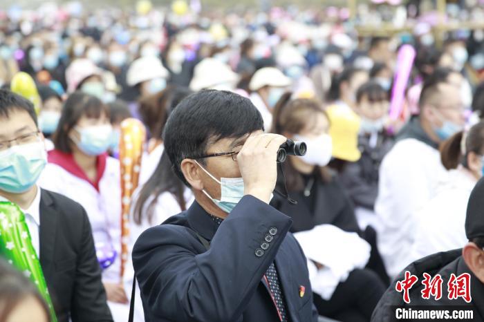 图为黄河文化旅游季开幕式现场，观众拿望远镜看表演。　祁增蓓 摄