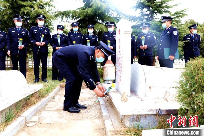 图为西藏边检总站执法调查支队民警向烈士敬献鲜花。　仁青旺堆 摄