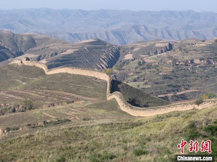 不同的季节、时间、天气和光照条件下，长城呈现出各不相同、超乎想象的视觉美感。图为地椒峁长城。　张珉 摄