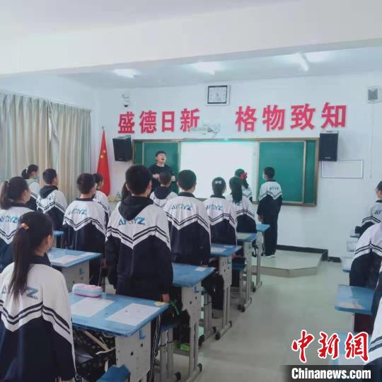 图为阿拉善右旗第一中学同学合唱《国家》。　阿拉善右旗一中供图 摄