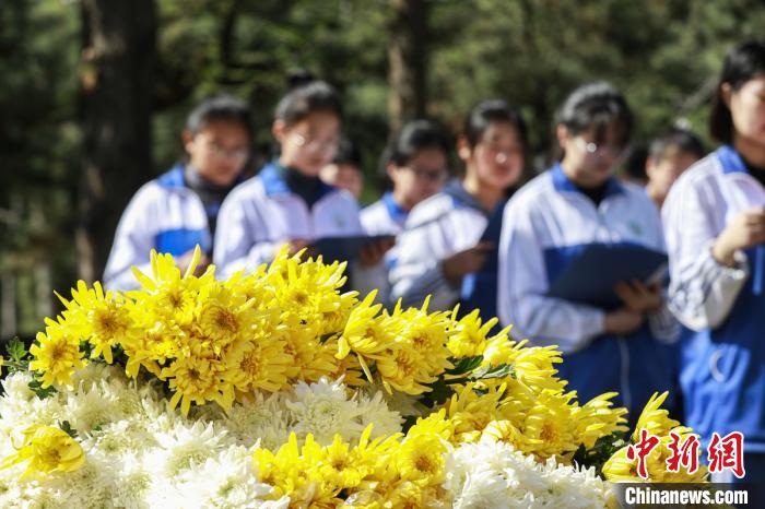 学生们在台儿庄大战遗址公园弹孔墙前诵读红色经典诗歌。　冯金乐 摄