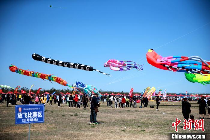 第38届潍坊国际风筝会、第17届世界风筝锦标赛暨万人风筝放飞活动17日在“鸢都”山东潍坊举行。　梁犇 摄