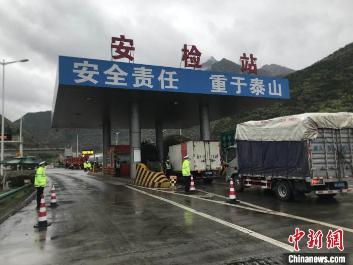 西安高速交警1日在京昆高速西汉段涝峪口安全检查站，专项检查大型货车疲劳驾驶违法行为。西安高速交警供图