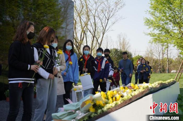 上海市民、学生代表向消防英烈献花祭奠 戴化雨 摄