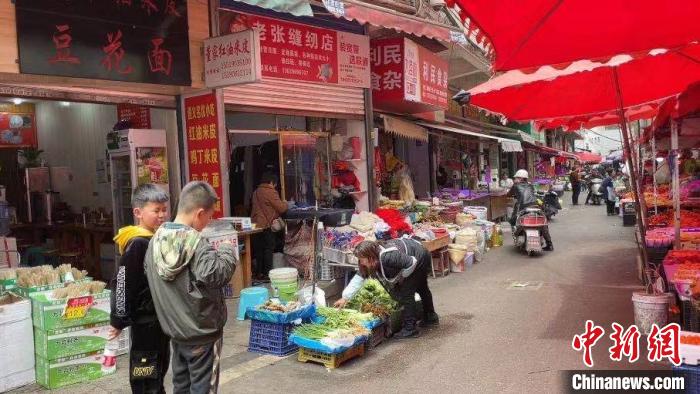 图为张怀友地处街巷的裁缝店。　蒲文思 摄