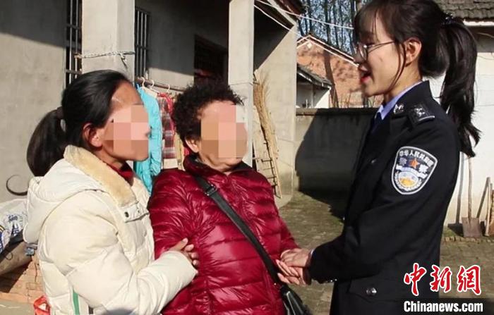 王奶奶与失散13年的小女儿小杨向民警表示感谢。五家渠垦区公安局供图 五家渠垦区公安局供图 摄