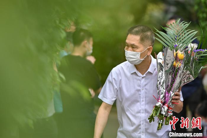 鲜花祭扫 陈骥旻 摄