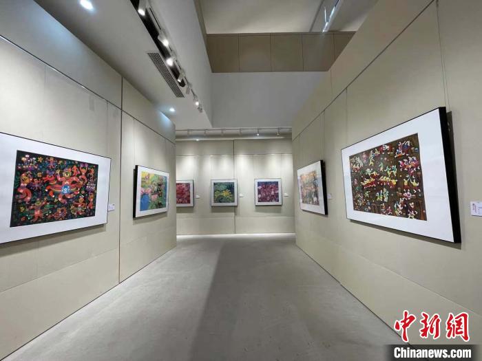 中国(余东)乡村美术馆正在展出农民画。　张斌 摄