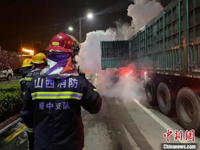 山西晋中一辆重型货车起火，司机担心消防队出警要收费自行扑救。路人报警，消防队及时赶到。立纺路消防救援站供图 立纺路消防救援站供图 摄