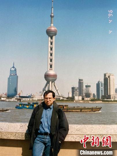 爱德华1996年在上海旅游。受访者本人供图 受访者本人供图 摄