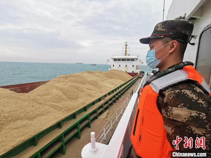 福建莆田海警查获多起海上非法采矿案。图为涉案海砂。　李伟凡 摄