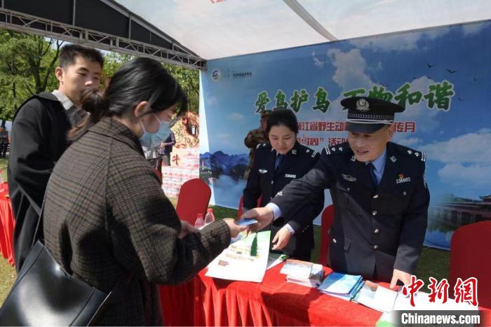 民警发放宣传册。　金森 摄