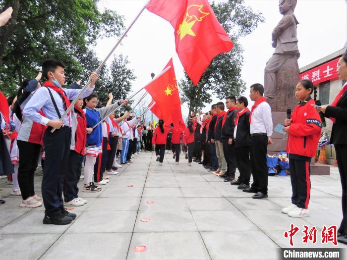 图为少先队员参加张高谦烈士牺牲60周年纪念大会。宁德团市委 供图