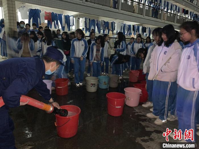 消防员为当地民众供水解困。广东省消防救援总队 供图 广东省消防救援总队 供图 摄