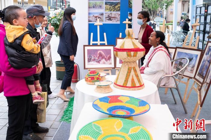 图为展会现场，埃塞俄比亚文旅产品吸引市民、游客驻足观看。　何蓬磊 摄