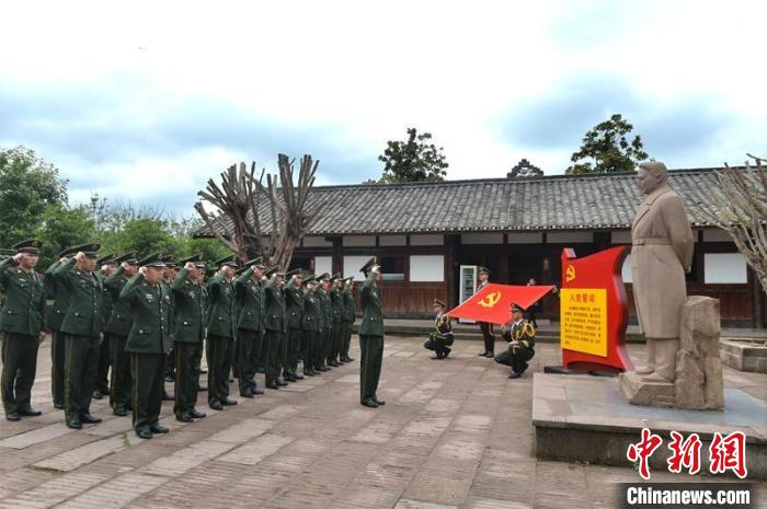 　在范长江故居范长江雕塑前，武警内江支队官兵重温入党誓词。　王斌 摄