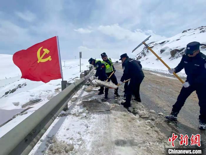 西藏安多县民警在现场进行除雪。安多县公安局 供图