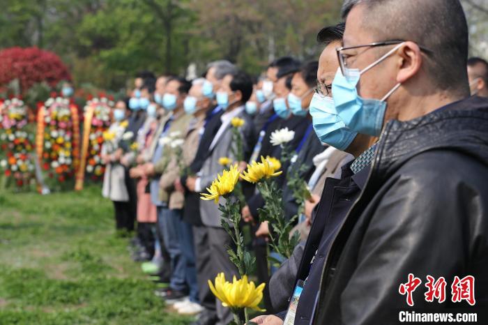 4月8日，在山东枣庄台儿庄大战无名英雄墓前，民众献花祭英烈。　张严新 摄