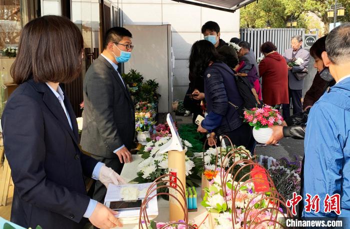 文明祭扫——祭奠先人，绿色先行。　崔佳明 摄