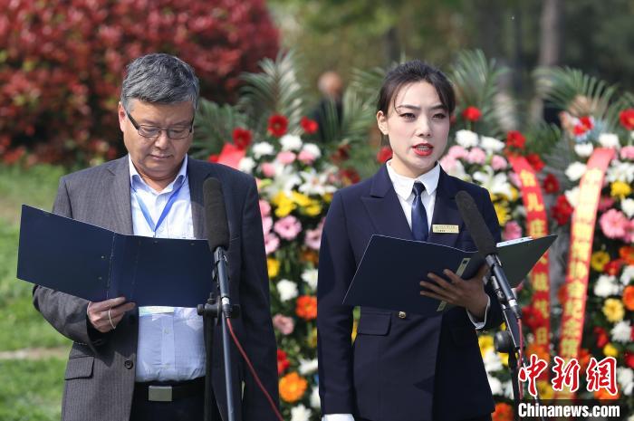 4月8日，在山东枣庄台儿庄大战无名英雄墓前，台儿庄大战参战中国将士后代等宣读祭文，追思英烈。　张严新 摄