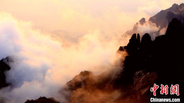 4月4日，黄山霞海美景 吴立新 摄