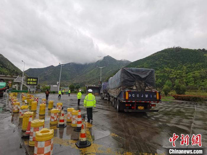 西安高速交警1日在京昆高速西汉段涝峪口安全检查站，专项检查大型货车疲劳驾驶违法行为。西安高速交警供图