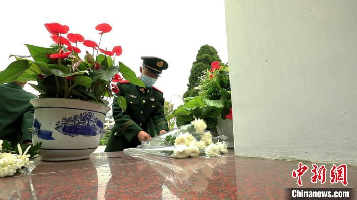 清明节前夕，武警上海总队执勤第二支队驻崇官兵来到崇明区革命烈士纪念馆，组织开展祭奠活动。武警上海总队执勤第二支队供图