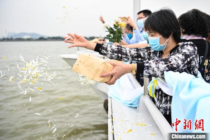 广州举办骨灰撒海公祭仪式 陈骥旻 摄