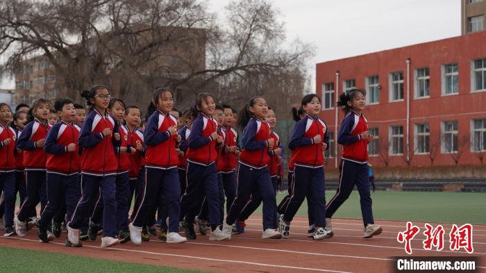 图为巴林左旗林东第一小学同学们正在跑操。　林东第一小学供图 摄