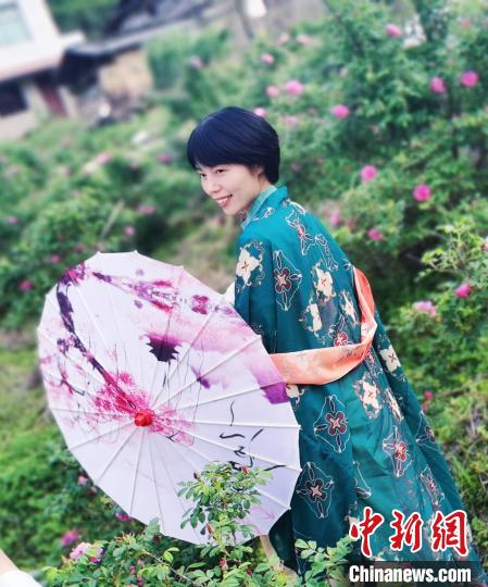 杨雪梅为樟洋村玫瑰花节代言。　陈玲 摄