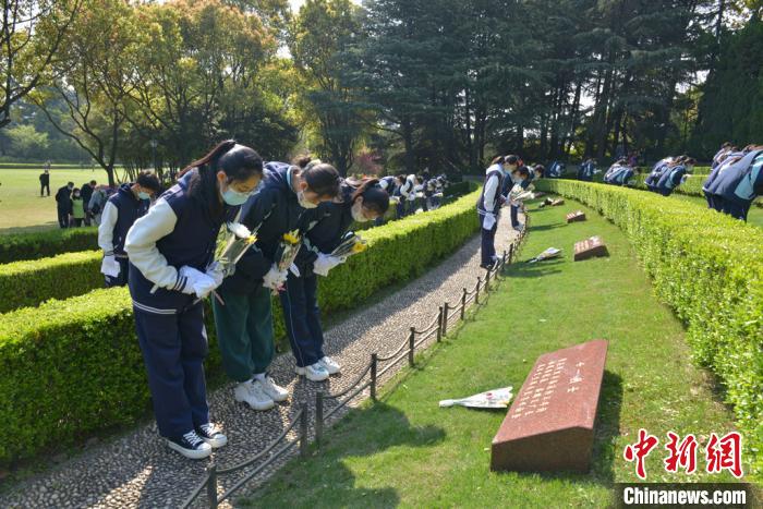 龙华烈士陵园联合75家烈士纪念设施一起祭扫革命先烈。龙华烈士陵园供图