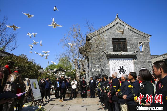 现场放飞象征和平的白鸽，祝福祖国繁荣昌盛。　王莉 摄