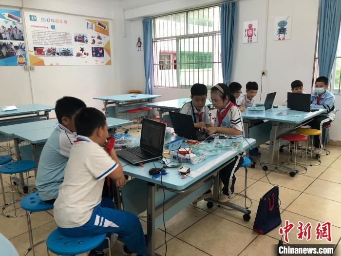 学生在进行电脑技术学习。　学校供图 摄