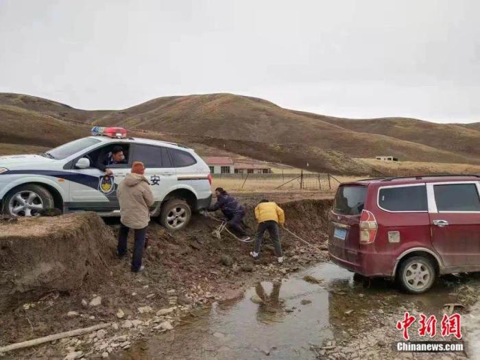 换个方式“解救”警车 受访者供图