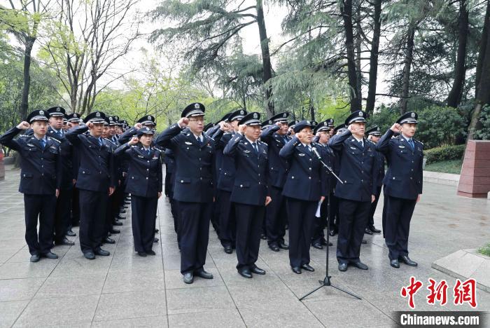 江苏省公安厅在南京雨花台江苏公安英烈墙广场举行祭奠仪式。江苏警方 供图