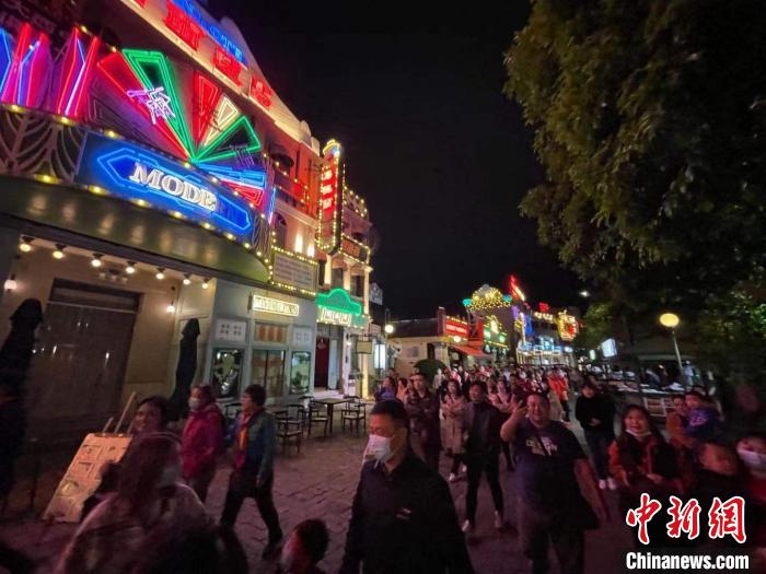 浙江横店影视城广州街·香港街景区《走进电影》片场。　张斌 摄