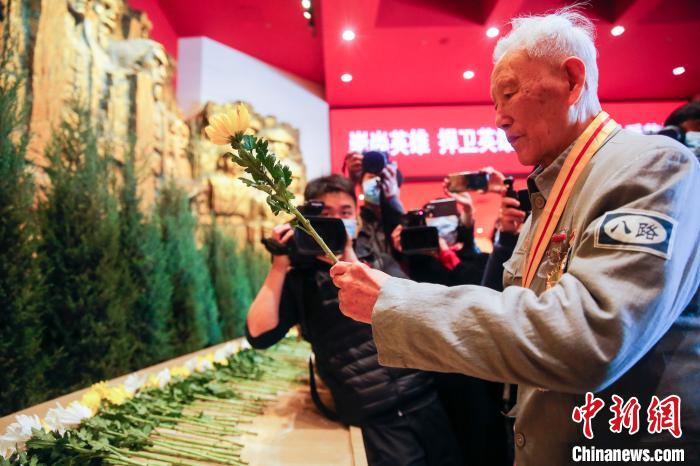 2021年4月2日，“清明节的铭记”活动在中国人民抗日战争纪念馆举办，抗战老战士代表、93岁高龄八路军老战士张舞原向在抗战中牺牲的先烈、英雄们献花。　杜燕 摄