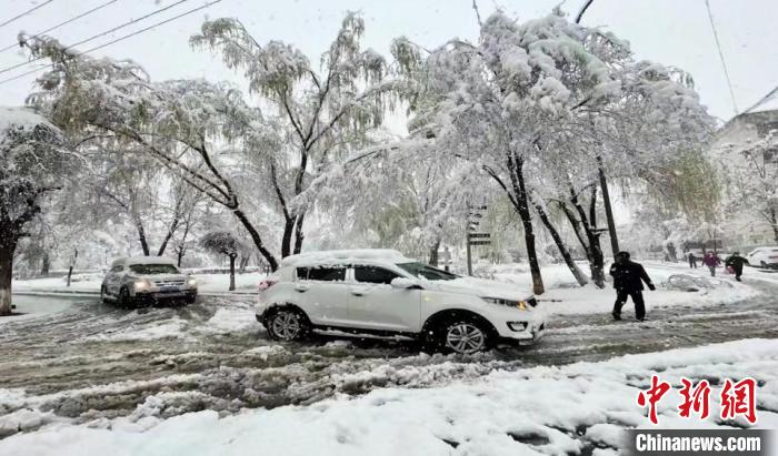 降雪致当地市民出行不便。　崔玉永 摄