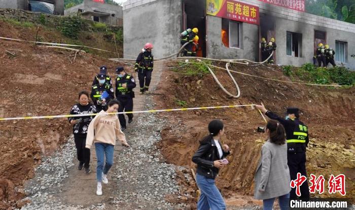 比武竞赛现场三方合演，民警疏散转移群众。　王宇轩 摄