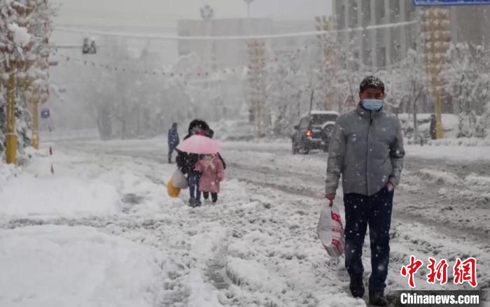 4月2日1点30分许，新疆拜城县开始降雪，截至目前，积雪深度达36.9厘米。　崔玉永 摄