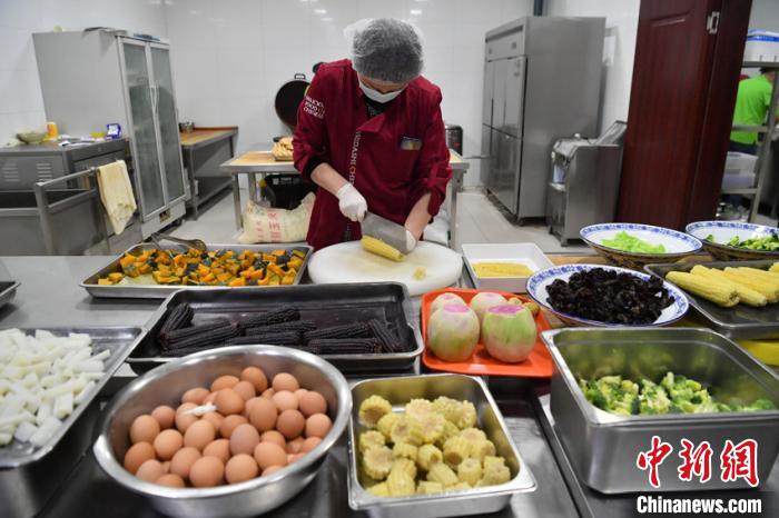 食堂工作人员在准备减脂餐。　张瑶 摄