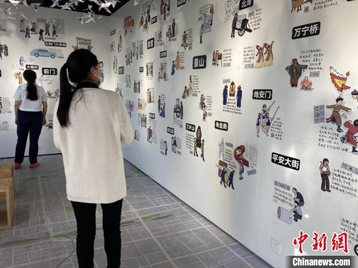 游客参观“中轴线上的生活”展览 徐婧 摄