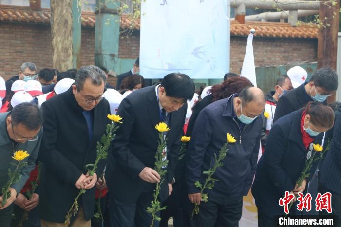 在场人员向遗体器官捐献者默哀致敬。　河北省红十字会供图 摄