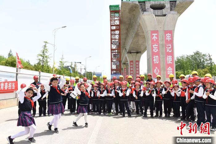 合肥六安路小学荣成花园分校的学生们给建设者们表演舞蹈。　张大岗 摄