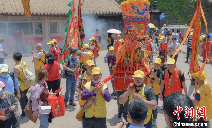 来自各地的阵头表演颇为吸睛。　徐国荣 摄