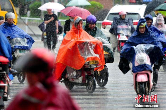 5月8日，福建福州，市民在雨中出行。当日，福州市气象台发布暴雨黄色预警信号。张斌 摄