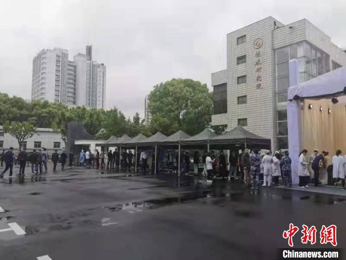 阴雨之中，前来追思吴孟超的民众络绎不绝。　张鹏 摄